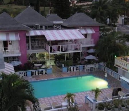 Pink Hibiscus Bed And Breakfast Montego Bay Extérieur photo