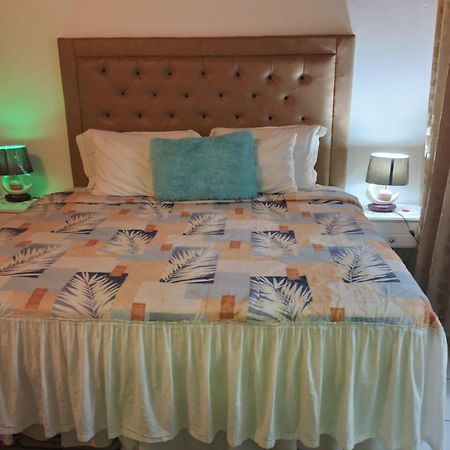 Pink Hibiscus Bed And Breakfast Montego Bay Extérieur photo