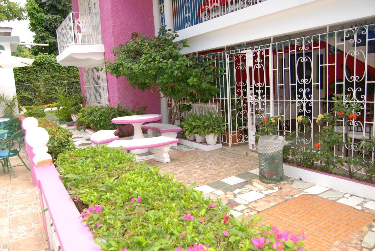 Pink Hibiscus Bed And Breakfast Montego Bay Extérieur photo