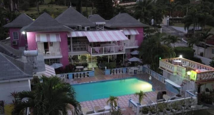 Pink Hibiscus Bed And Breakfast Montego Bay Extérieur photo