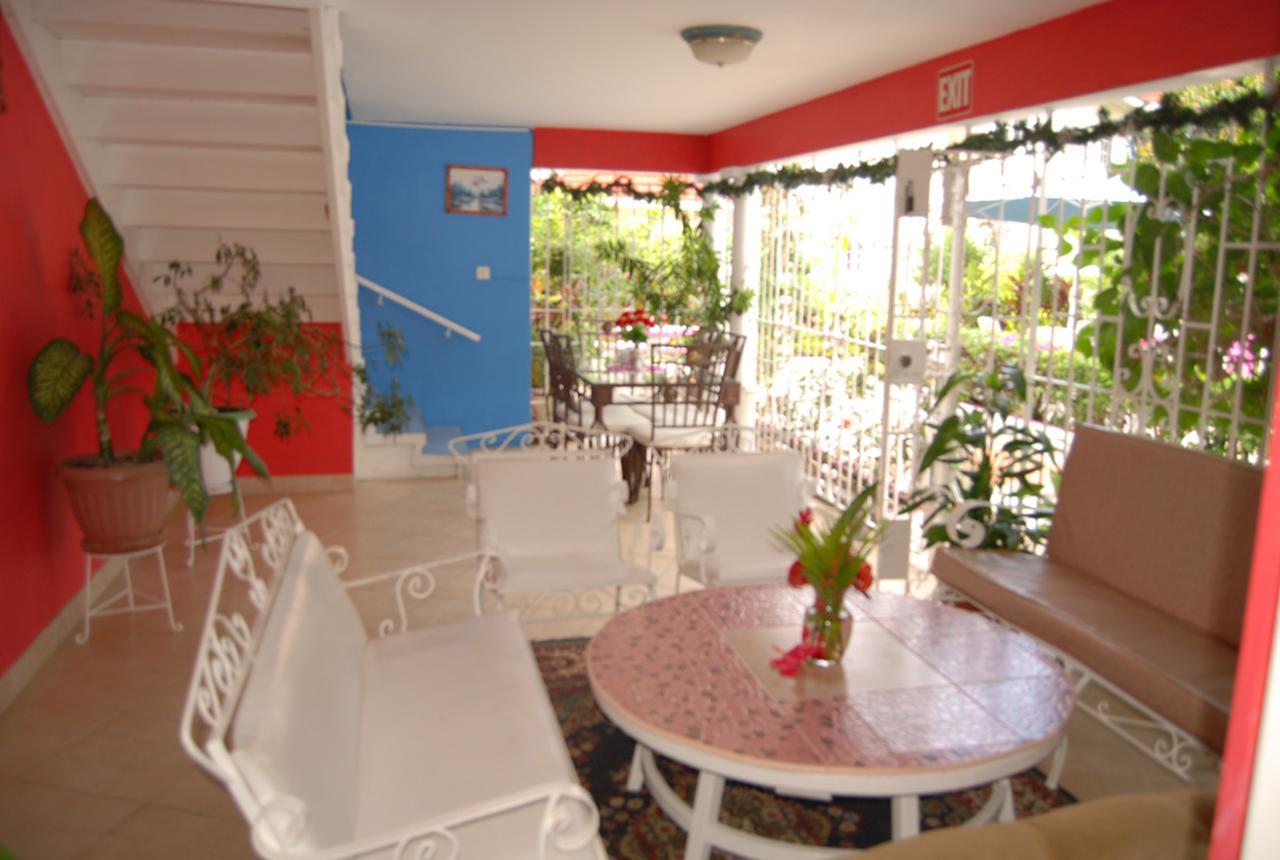 Pink Hibiscus Bed And Breakfast Montego Bay Extérieur photo