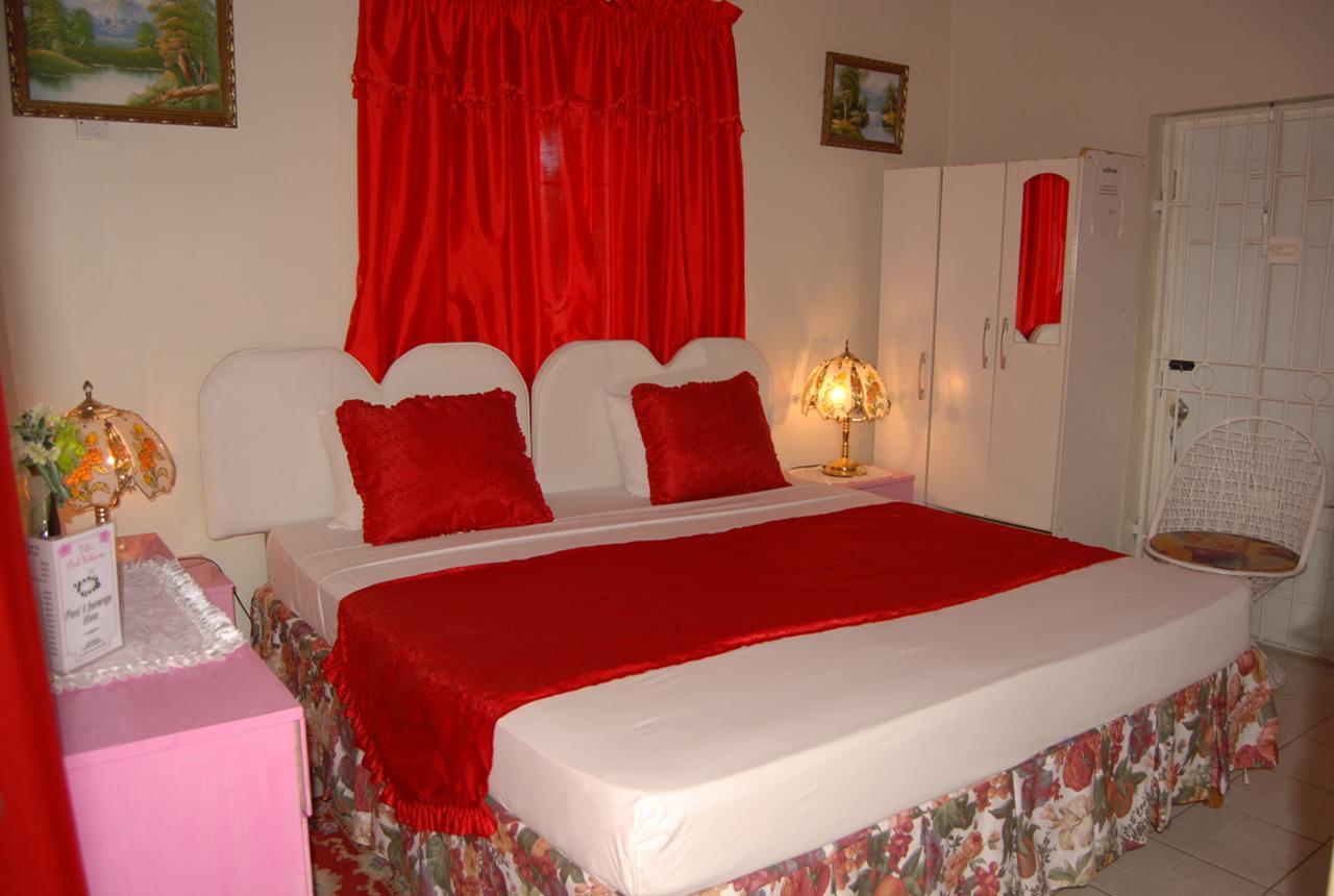Pink Hibiscus Bed And Breakfast Montego Bay Extérieur photo