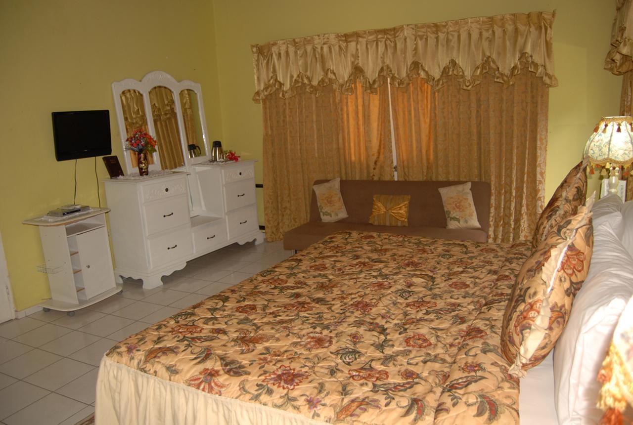 Pink Hibiscus Bed And Breakfast Montego Bay Extérieur photo